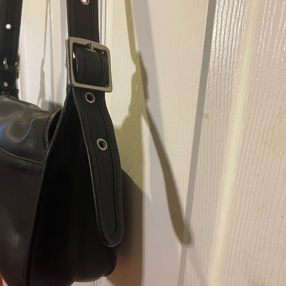 Vintage COACH 9951 Patricia’s Legacy bag crafted in black glove-tanned leather. - Picture 6 of 16